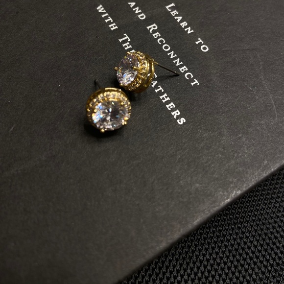 ( SOLD OUT ) Gold stud Cubic Zirconia Earrings - Picture 2 of 5
